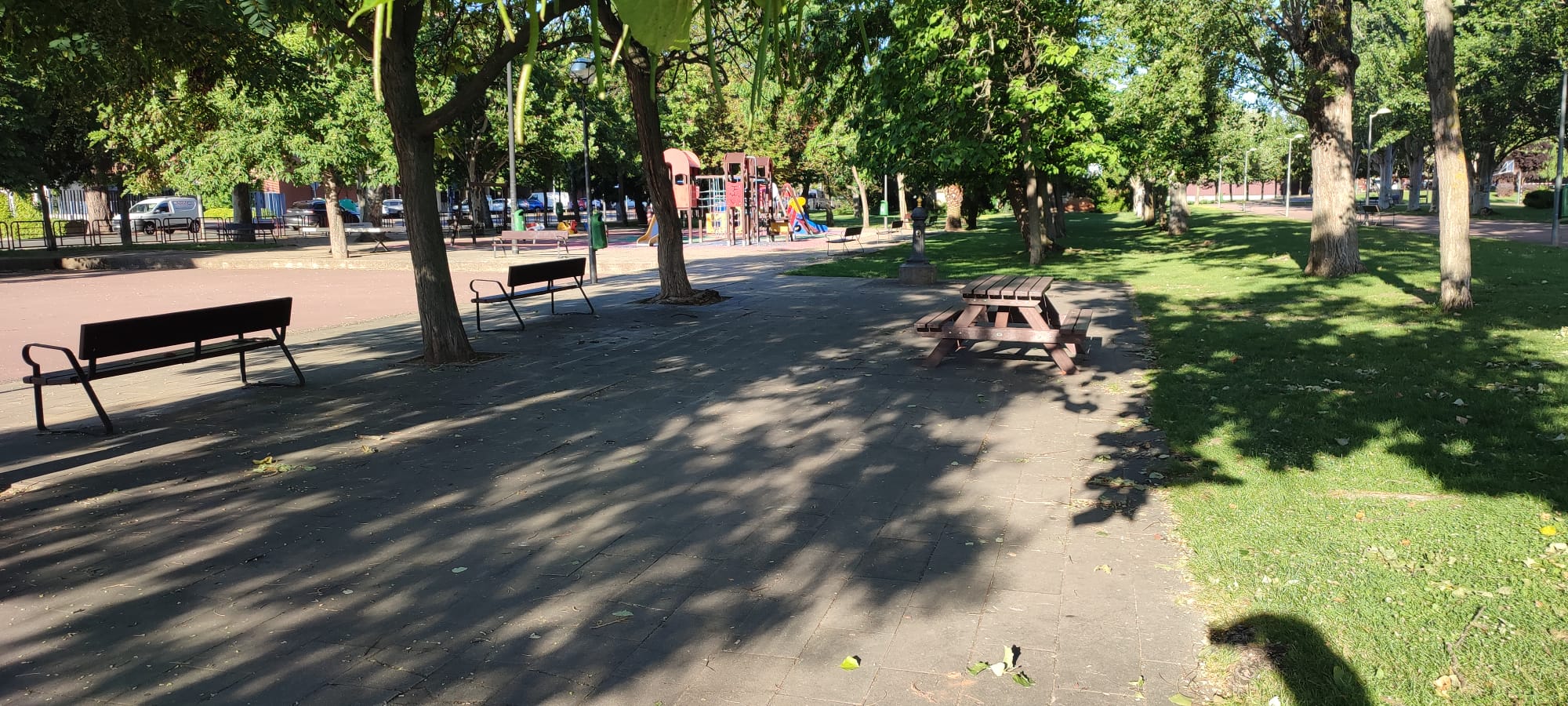 Mesa de picnic instalada en un parque en Logroño