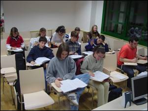 Foto alumnos y alumnas en un aula de la Escuela Municipal de Música