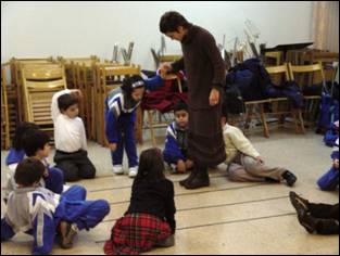 Foto alumnos y alumnas dando clase en un aula de la Escuela Municipal de Música