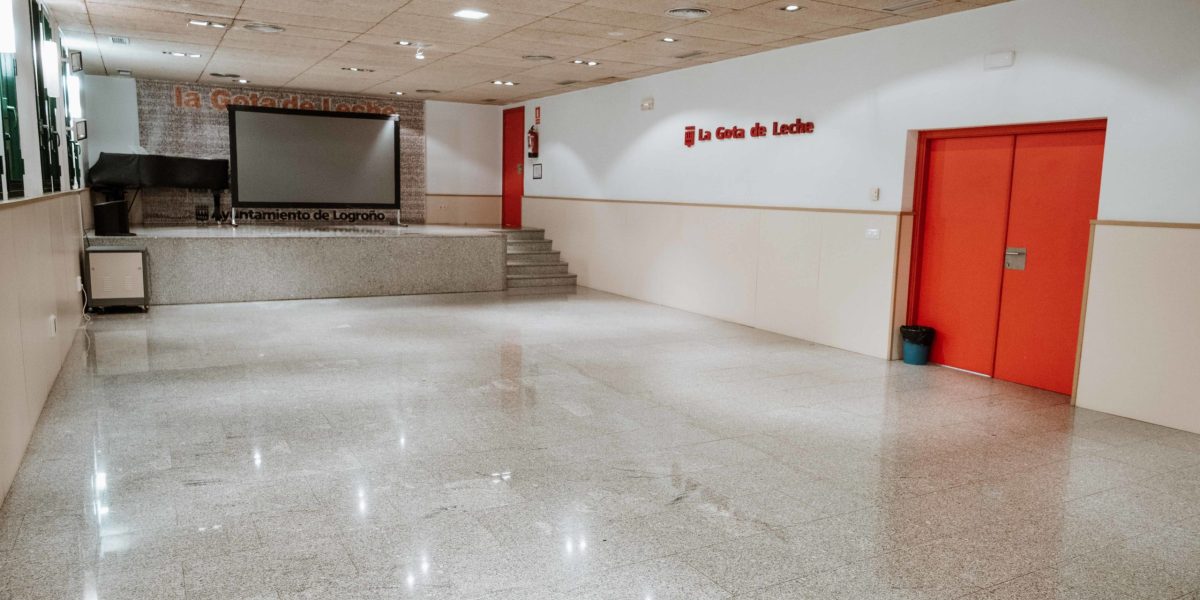 Vista de la puerta de la sala de usos múltiples 